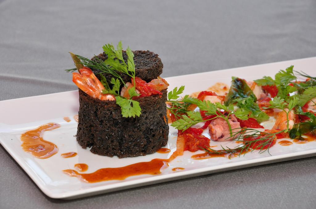 Logis L'Ermitage Hotel & Restaurant Saulges Екстериор снимка