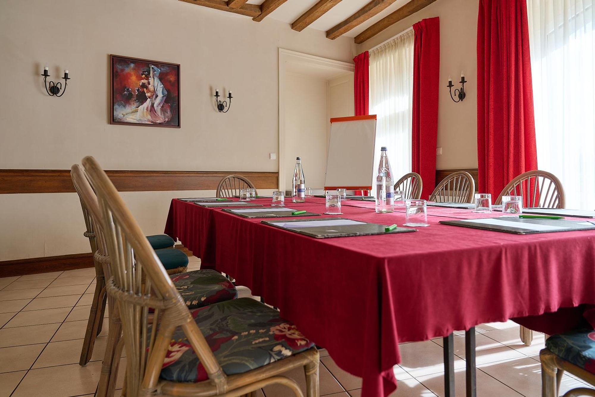 Logis L'Ermitage Hotel & Restaurant Saulges Екстериор снимка