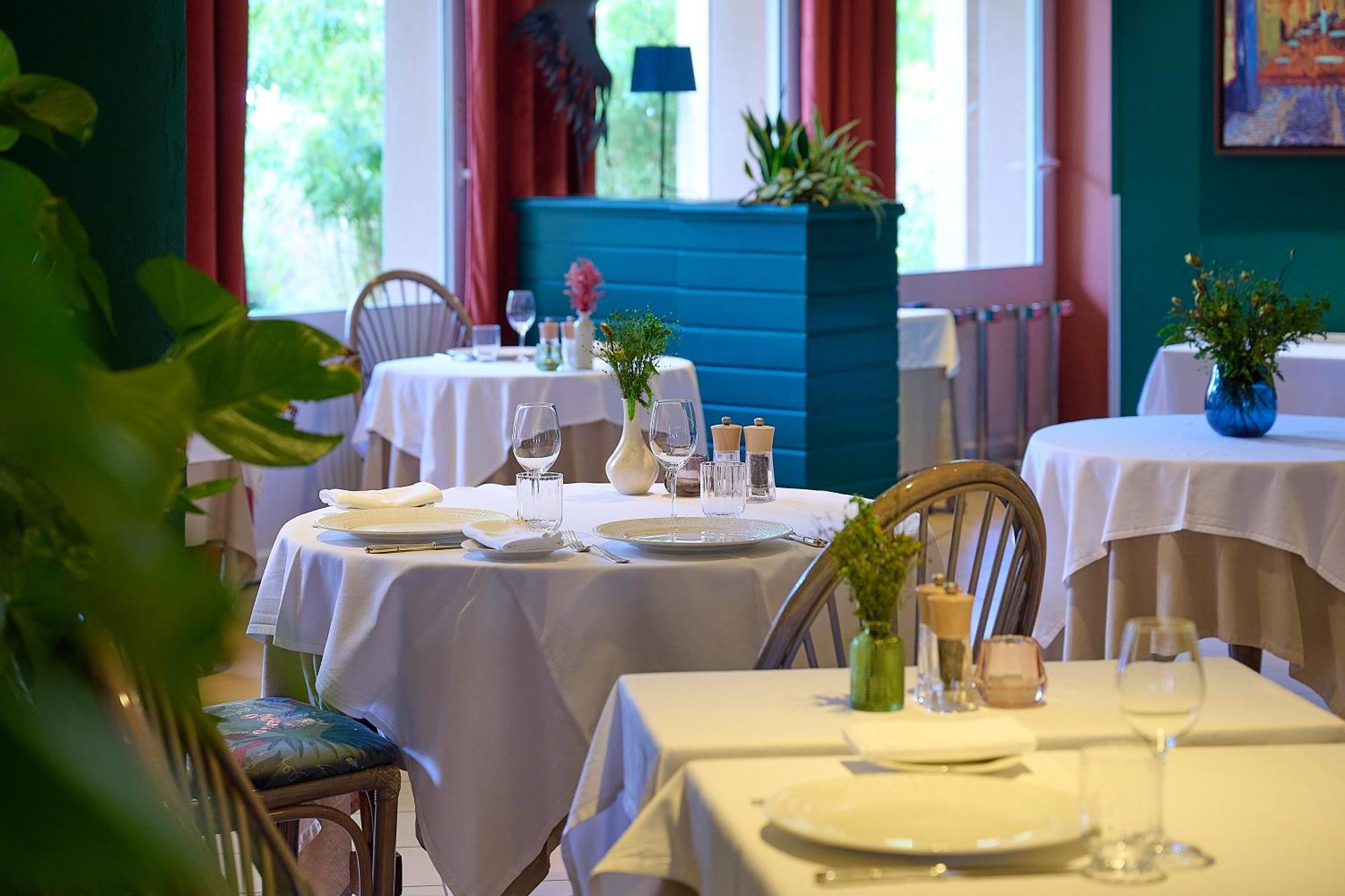 Logis L'Ermitage Hotel & Restaurant Saulges Екстериор снимка