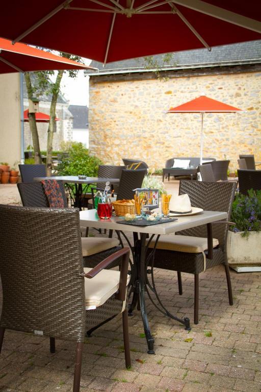 Logis L'Ermitage Hotel & Restaurant Saulges Екстериор снимка