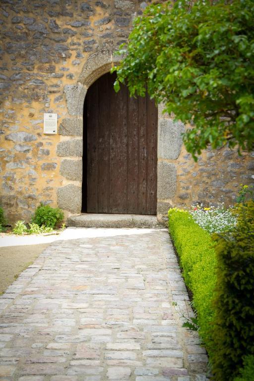 Logis L'Ermitage Hotel & Restaurant Saulges Екстериор снимка