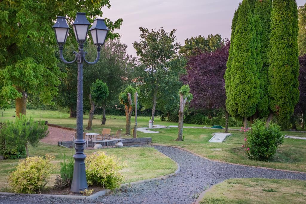 Logis L'Ermitage Hotel & Restaurant Saulges Екстериор снимка