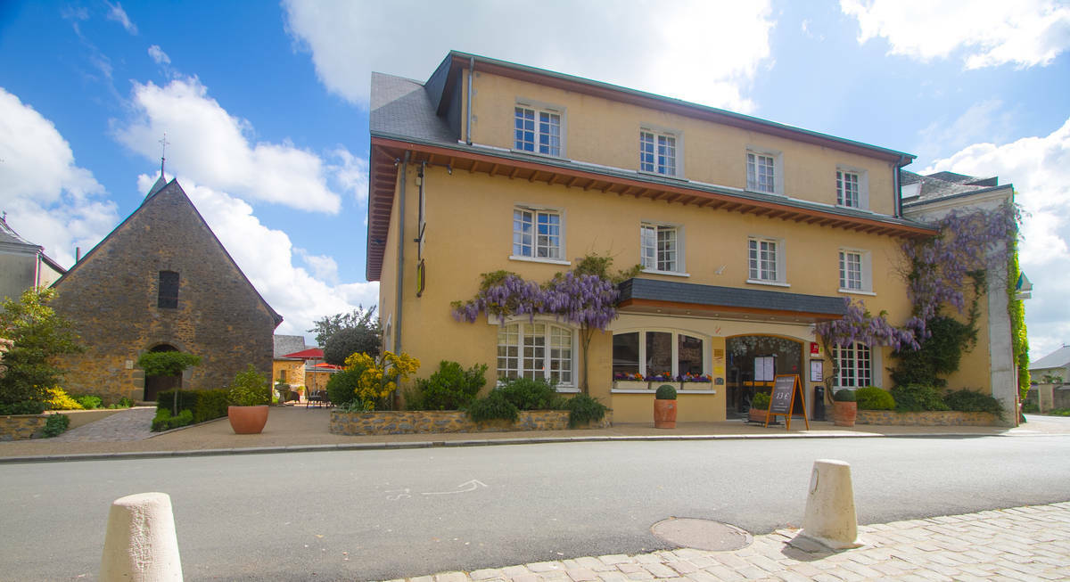 Logis L'Ermitage Hotel & Restaurant Saulges Екстериор снимка