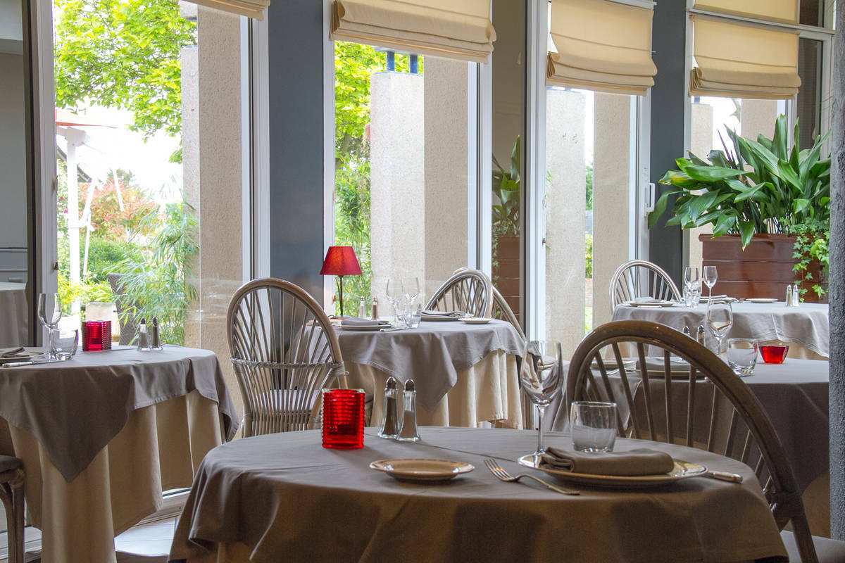 Logis L'Ermitage Hotel & Restaurant Saulges Екстериор снимка